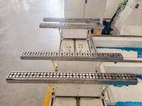 Centre d'usinage CNC 5 axes simultané pour meubles en bois massif, double table pour la production de cadres de canapés en bois et de dossiers de chaises courbes