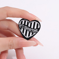 Groothandel Metal Cartoon Pins Eenvoudige Engelse Letter Pin Creatieve Zwart-Witte Gestreepte Hart Broche Pin Persoonlijke Accessoires