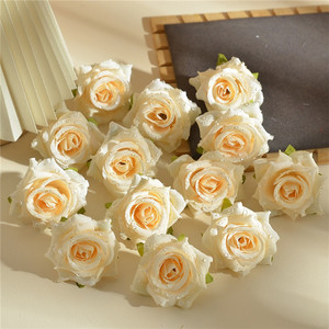 Têtes <span class=keywords><strong>de</strong></span> roses simulées Offre Spéciale avec gouttes d'<span class=keywords><strong>eau</strong></span> Fleur <span class=keywords><strong>de</strong></span> <span class=keywords><strong>rose</strong></span> en soie <span class=keywords><strong>de</strong></span> 6cm pour arrangement <span class=keywords><strong>de</strong></span> bricolage <span class=keywords><strong>de</strong></span> mariage à domicile - Product Image 4