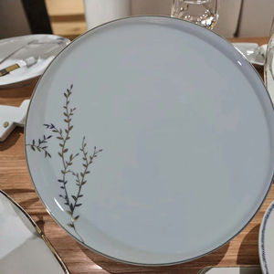 Assiette moderne simple en <span class=keywords><strong>porcelaine</strong></span> <span class=keywords><strong>de</strong></span> Chine dorée Design classique écologique pour la maison <span class=keywords><strong>et</strong></span> l'hôtel <span class=keywords><strong>Service</strong></span> <span class=keywords><strong>de</strong></span> <span class=keywords><strong>table</strong></span> <span class=keywords><strong>de</strong></span> Noël - Product Image 5