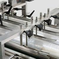 Machine d'emballage automatique de gobelets en plastique PP PET pour jus, eau, café, avec empilage, ensachage, scellage et comptage haute vitesse