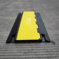 Rampa de câbles portable en caoutchouc jaune et noir pour pont de sécurité routière, robuste et durable, à 2 canaux, pour asphalte, vente en gros d'usine