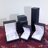 Nouvelle boîte à bijoux de luxe légère en cuir PU épaissi, à angle droit et ouverture oblique, avec motif uni et bord intérieur, pour bagues et colliers