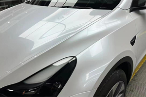 Vinilo automotriz metalizado blanco PET de alto brillo, antiarañazos, autoadhesivo, con tecnología de liberación de aire, rollo de película para rotulación de vehículos, venta al por mayor. - Product Image 6