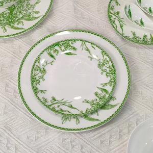 Service de table de luxe en céramique verte motif muguet avec bords blancs, vaisselle écologique, motif classique personnalisable pour hôtels - Product Image 2