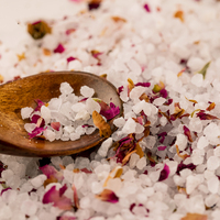 Garam Mandi Alami Kristal Garam Himalaya Pink dengan Kelopak Bunga Lavender dan Mawar untuk Spa Kaki Grosir