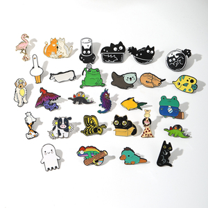 Lot de 100 badges émaillés anime, motifs variés, badges métalliques de dessins animés japonais, vente en gros pour revendeurs, stock disponible - Product Image 1