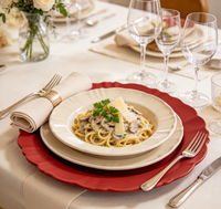 Assiette de présentation en plastique rouge, bord festonné décoratif pour la mise en table de mariage, banquet ou fête