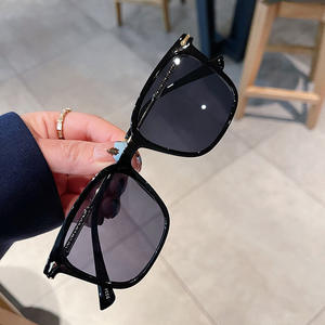 Gafas de Sol Qianai con Marco Cuadrado, Protección UV400 Tipo 3, Lentes AC con Diseño de Escamas en Negro Brillante, Naranja y Gris, para Mujer - Product Image 5