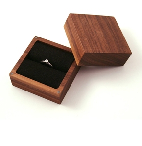 Boîte à bagues en bois de noyer naturel personnalisée en gros, étui portable pour boucles d'oreilles de cérémonie de mariage avec aimant - Product Image 1