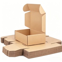Pequeños sobres de cartón corrugado personalizados con logo, reciclados, 6x6x6, con estampado en lámina dorada y laminación mate, para calcetines y pieles.