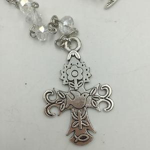 Chapelet catholique à 59 perles en verre de cristal transparent, cinq décades, avec motif colombe blanche et Saint-Esprit, et crucifix - Product Image 4