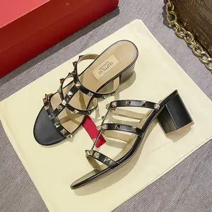 Sandali da donna gladiatore estate 2025 di lusso di marca firmata con <span class=keywords><strong>tacco</strong></span> pantofola in pelle <span class=keywords><strong>argento</strong></span> rivetti tacchi alti scarpe da donna - Product Image 3