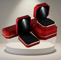 Boîte à bijoux rigide noire avec éclairage LED, design de ring de boxe gonflable, pour emballage de bijoux de mariage, en carton ondulé
