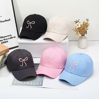 Gorra de béisbol de 6 paneles con lazo rosa, bordada, estilo dulce y linda para mujer, popular en internet, con efecto adelgazante para el rostro, ajustable, de ala ancha, ideal para el verano.