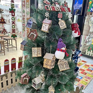 Casa de Madera Navideña de Alta Calidad al por Mayor con Luces, Lámpara de Castillo Brillante, Adornos Ecológicos, Entrega Rápida, Regalos para Niños - Product Image 4