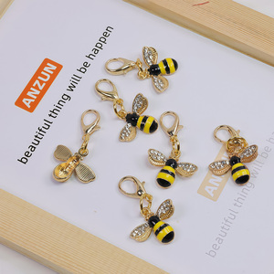 Colgante de abeja con diamantes chapado en oro de 14K con medallón para collar, <span class=keywords><strong>pulsera</strong></span>, bolso o como amuleto. - Product Image 3