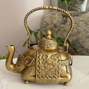 Théière vintage en laiton avec couvercle, poignée en métal, design orné, bouilloire à eau - Product Image 1