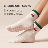 Chaussettes antidérapantes personnalisées en gros avec broderie cerise et lettres pour femmes, idéales pour le yoga, le Pilates et la barre, design mignon, OEM ODM