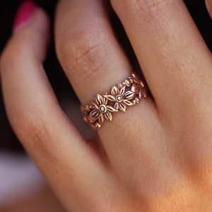 Anello Girasole Margherita Stile Foresta, Fascia Floreale alla Moda, Elegante Accessorio Ispirato alla Natura per Feste e Outfit Quotidiani - Product Image 1