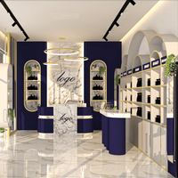 Meubles de vitrine pour boutique de cosmétiques et parfums, design d'intérieur, personnalisation complète de la pièce, présentoirs pour magasin de parfums, décoration.
