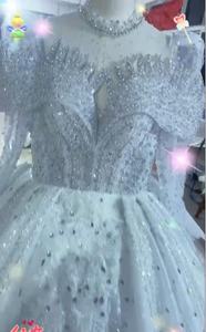 Abito da Sposa da Principessa a Stile Ball Gown con Maniche Lunghe e Scintillanti Strass di Cristallo con Scollo Alto Trasparente e Design con Spalle Scoperte - Product Image 6