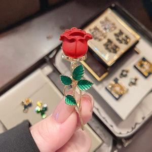 Broche de Mariposa de Alta Gama, Estilo Minimalista y de Lujo Discreto, Pin para Ropa, Accesorio de Aleación de Zinc con Forma de Rombo - Product Image 1