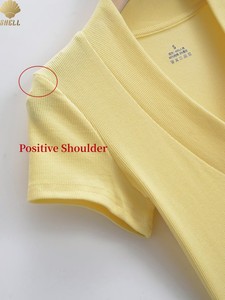 เสื้อยืดแขนสั้นทรงเข้ารูป คอวีลึก ไหล่ตรง กระชับเอว ผ้าไมโครริบ ระบายอากาศดี พิมพ์ลาย CNSHELL Basics พร้อมรอยซัก - Product Image 2
