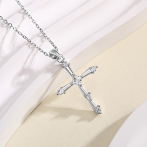 Nouveau Collier Chrétien pour Femme en Argent Sterling 925 Plaqué Rhodium avec Pendentif Croix et Zircon Cubique Taille Princesse – Cadeau - Product Image 1