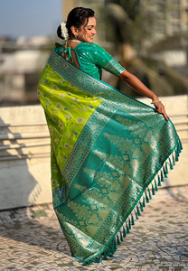 Saree en soie douce Banarasi vert perroquet avec motif Jaal contrasté et tissage Zari riche pour un traditionnel vibrant et élégant - Product Image 2