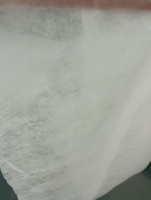 Wasserdichtes SMMS Polypropylen Spinnvlies 220mm Breite Einfaches Vliesstoff 15gsm Leichtgewicht für Windeln Versand aus China