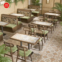 Ensemble de mobilier commercial moderne de style exécutif pour restaurant, villa et café : Banquette incurvée en tissu, table à manger en bois avec détails en rotin et chaises