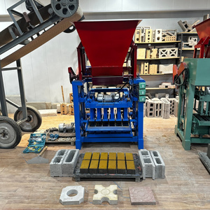 Máquina automática de fabricación de ladrillos con tolva 4-35A para pequeñas inversiones, fábrica de ladrillos a pequeña escala, máquina de bloques de hormigón de bajo costo - Product Image 3