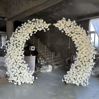 Arche florale en forme de corne de cerf avec roses blanches de 2,4 m de haut pour cérémonie de mariage et décoration de fond - Ventes flash
