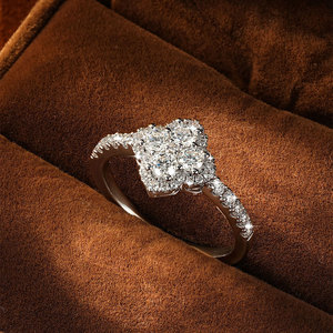 Anillo de <span class=keywords><strong>Compromiso</strong></span> de Moissanita D VVS1 de Corte Redondo de 3mm con Diseño Floral de Trébol de Cuatro Hojas, Regalo de Aniversario Nupcial para Mujer - Product Image 2