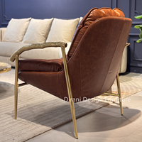 Fauteuil de salon style rétro marron en cuir ciré avec accoudoirs en laiton martelé et dossier festonné en forme de pétale, siège d'appoint pour salon et appartement