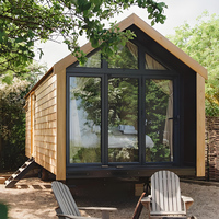 Sauna extérieur en bois massif avec toit incliné, esthétique de villa moderne, extrémités triangulaires, robuste, résistant aux intempéries et imperméable