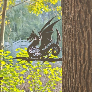 Ornement de jardin poli, style artisanal chinois, en forme de feuille, de sphère, de cygnes, d'escargot, de libellule, d'unicorn, de vache des Highlands, avec support en forme de croix - Product Image 1