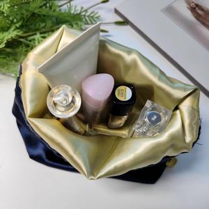Pochette à cordon en satin double couche anti-poussière avec logo personnalisé pour le rangement de la lingerie et l'emballage de cosmétiques - Product Image 2