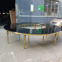 Combinaison gratuite de chaises de table à manger en métal doré avec dessus en verre pour décoration de planification d'événements de mariage d'école d'appartement