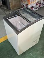 Congélateur vertical commercial à double porte avec dessus en verre incurvé et refroidissement par air pour les magasins de crème glacée