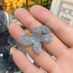 Anello da Donna Europeo Semplice e Lussuoso a Forma di Farfalla, Completamente Intarsiato con Motivi Floreali, Fascia Aperta, Ornamento per Mani di Tendenza - Product Image 6