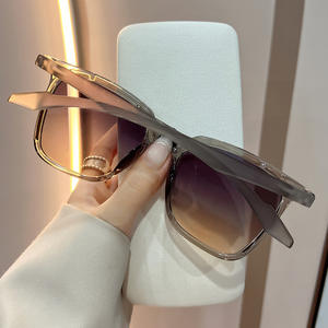 แว่นกันแดดสไตล์เรโทรสำหรับผู้หญิง TR90 กรอบป้องกันรังสียูวี 400 ประเภท 3 บังแดดเลนส์ PC บรรจุภัณฑ์กล่อง YC81013 - Product Image 1