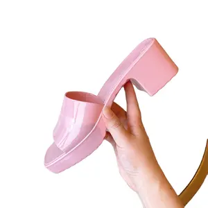 여름 패션 트렌드 젤리 신발 PVC 소재 방수 외부 착용 두꺼운 바닥 샌들 여성 광장 발가락 섹시한 슬립 온 신발