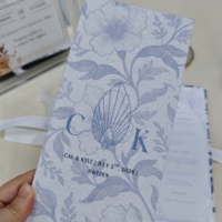Porte-menu de mariage pliable en lin bleu à motifs floraux, avec monogramme personnalisé, style chinoiserie française, carte de menu de table en tissu floral, invitations de mariage