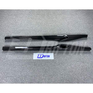 Falda lateral de fibra de carbono Prepreg para Ferrari 488 GTB Spider - Product Image 2