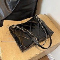Tas Bahu Wanita Berlapis Kulit PU Lembut dengan Tali Rantai, Tas Hobo Kapasitas Besar, Tas Selempang Ketiak