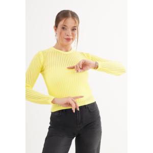 ชุดบอดี้สูทถักลายริบสีเหลือง เสื้อคอกลมแขนสั้นสำหรับผู้หญิง - Product Image 4