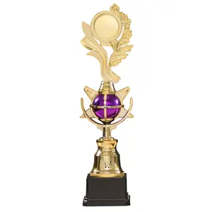 Purple Ball Vintage Plastic Gold Award Trophy Tazas Medallas con insignia de hoja para varios eventos