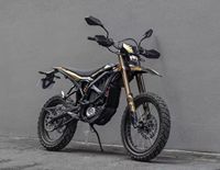 Moto tout-terrain électrique Surron Ultra Bee 2026 24,5 kW 3C noire et marron avec pneus tout-terrain et hors route 74V60ah 520N.m 95km/h